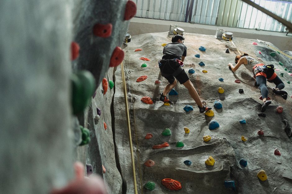Descubre el mundo del gimnasio de escalada: un nuevo enfoque para entrenar